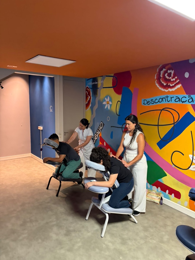 Equipe atendendo em espaço colorido