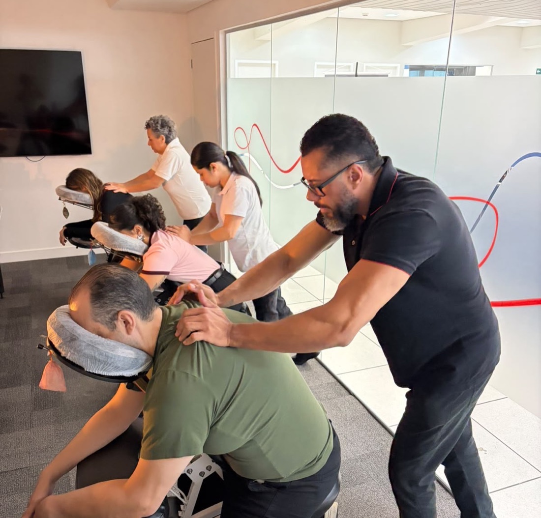 Equipe atendendo grupo em escritório